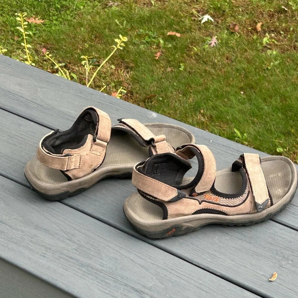 Men’s Size 8 Adjustable Teva Tan and Black Outdoor Sandals - Picture 5 of 7